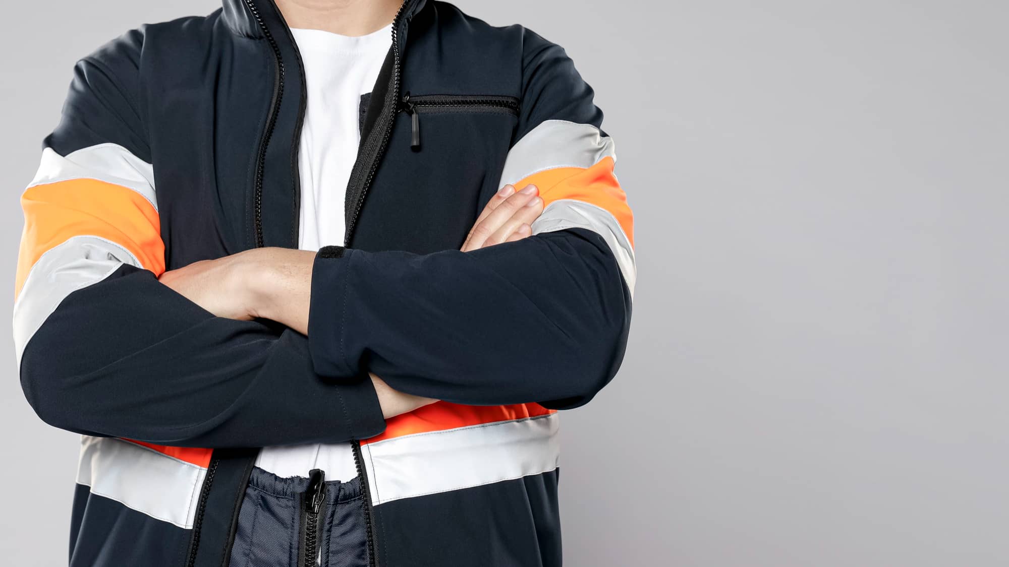 persona con ropa de trabajo puesta